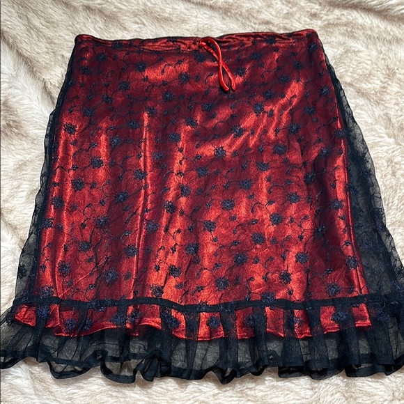 Elegant Red and Black Lace Skirt - Picture 1 of 3